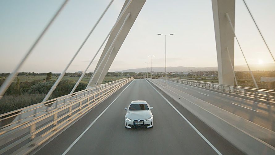 Driekwart vooraanzicht BMW i4 eDrive40 G26 2021 rijdend BMW i4 eDrive40 G26 2021 Mineralweiß driekwart vooraanzicht rijdend