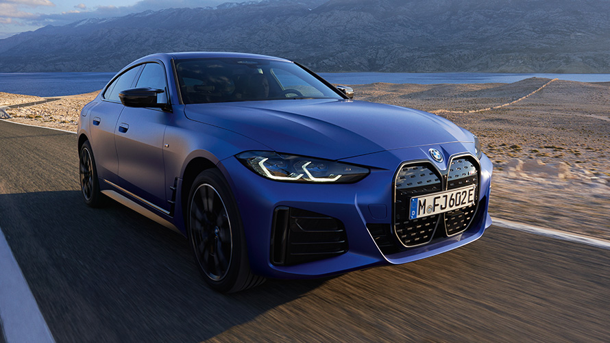 Driekwart vooraanzicht BMW i4 M50 G26 2021 BMW i4 M50 G26 2021 M Portimao Blau metallic driekwart vooraanzicht rijdend op de weg