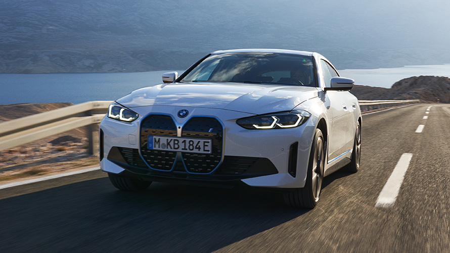Driekwart vooraanzicht BMW i4 eDrive40 G26 2021 rijdend BMW i4 eDrive40 G26 2021 Mineralweiß driekwart vooraanzicht rijdend