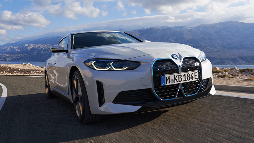 Driekwart vooraanzicht BMW i4 eDrive40 G26 2021 rijdend BMW i4 eDrive40 G26 2021 Mineralweiß driekwart vooraanzicht rijdend