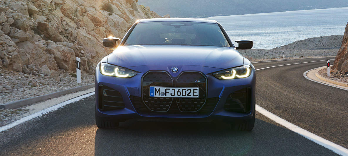 Vooraanzicht BMW i4 M50 G26 2021 rijdend BMW i4 M50 G26 2021 M Portimao Blau metallic vooraanzicht rijdend op de weg