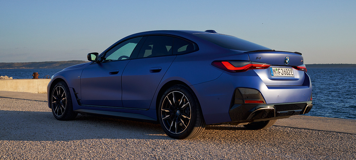 Driekwart achteraanzicht BMW i4 M50 G26 2021 BMW i4 M50 G26 2021 M Portimao Blau metallic driekwart achteraanzicht op de kade
