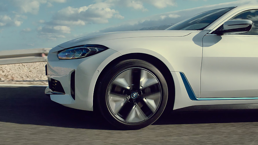 De rijprestaties en acceleratie van de volledig elektrische BMW i4 M50 in de film G26 2021 De rijprestaties en acceleratie van de volledig elektrische BMW i4 M50 in de film G26 2021