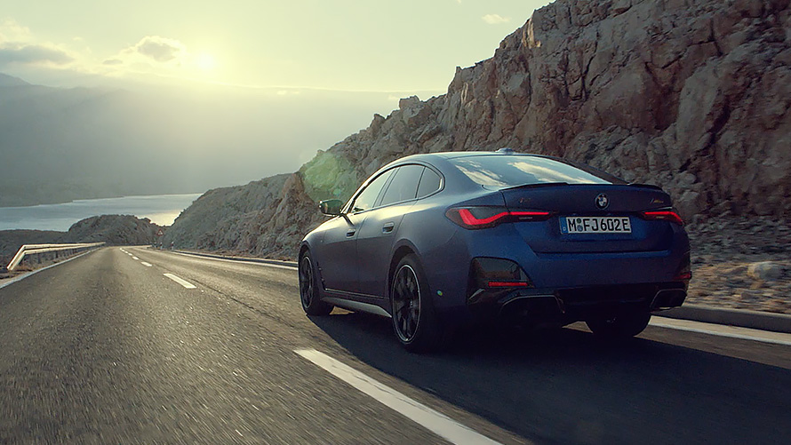 Het sportieve karakter van de volledig elektrische BMW i4 M50 in de film G26 2021 Het sportieve karakter van de volledig elektrische BMW i4 M50 in de film G26 2021