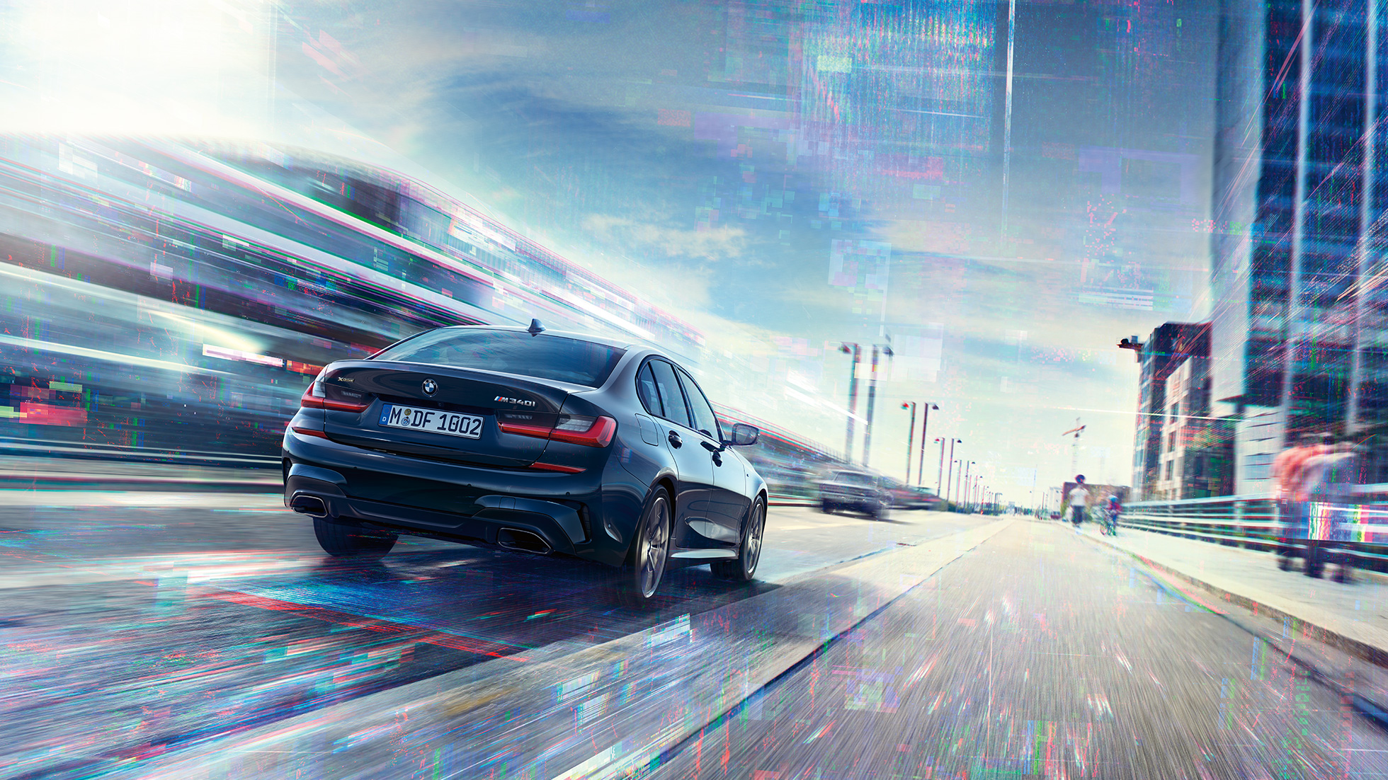 Achteraanzicht BMW M340i xDrive Berline BMW M340i xDrive Berline G20 Saphirschwarz metallic achteraanzicht tijdens het rijden