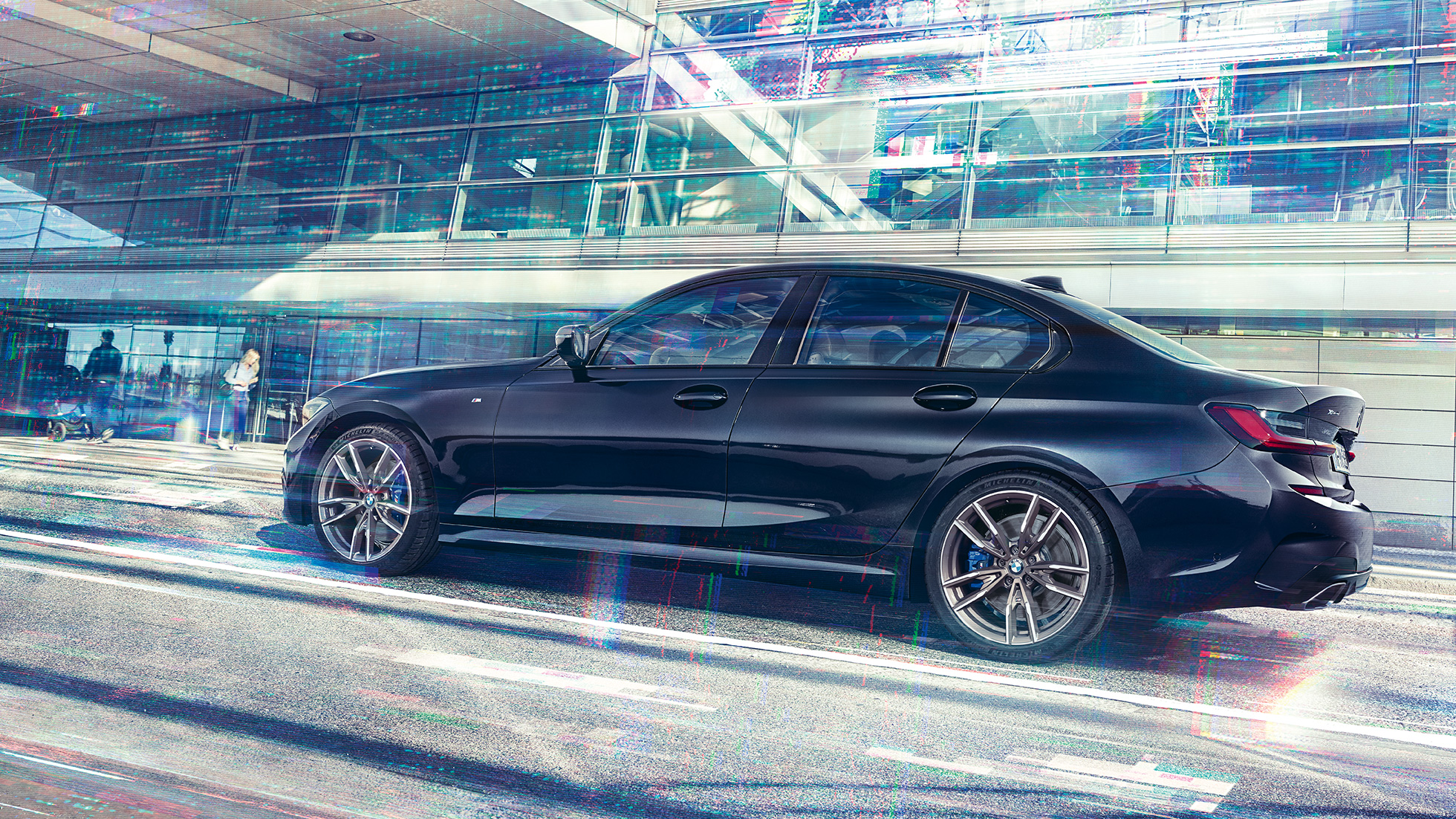 Zijaanzicht BMW M340i xDrive Berline BMW M340i xDrive Berline G20 Saphirschwarz metallic zijaanzicht tijdens het rijden
