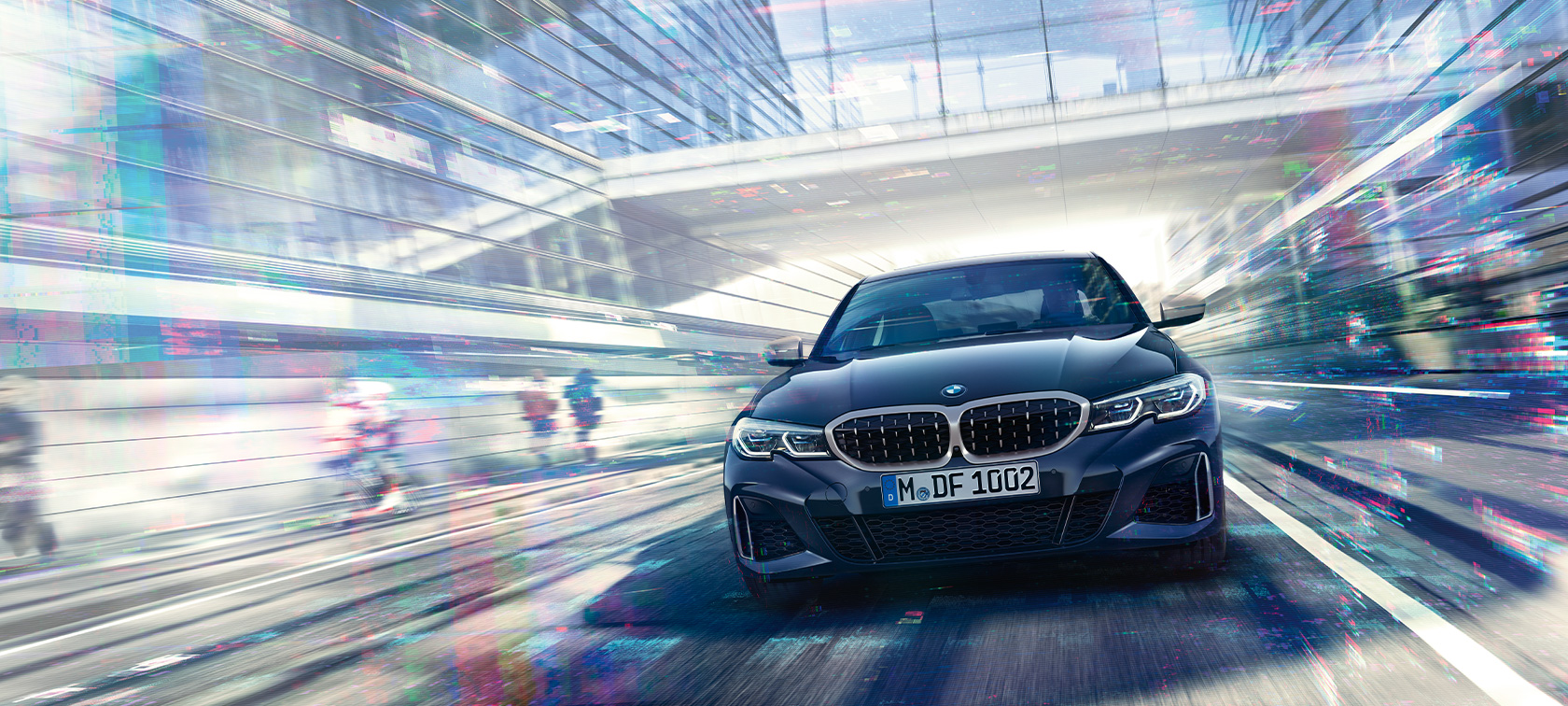 Vooraanzicht BMW M340i xDrive Berline BMW M340i xDrive Berline G20 Saphirschwarz metallic vooraanzicht tijdens het rijden