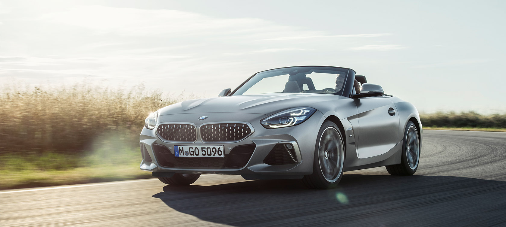 Driekwart vooraanzicht BMW Z4 M40i Roadster G29 BMW Z4 M40i Roadster G29 2019 Cabrio BMW Individual Frozen Grey metallic in beweging driekwart vooraanzicht