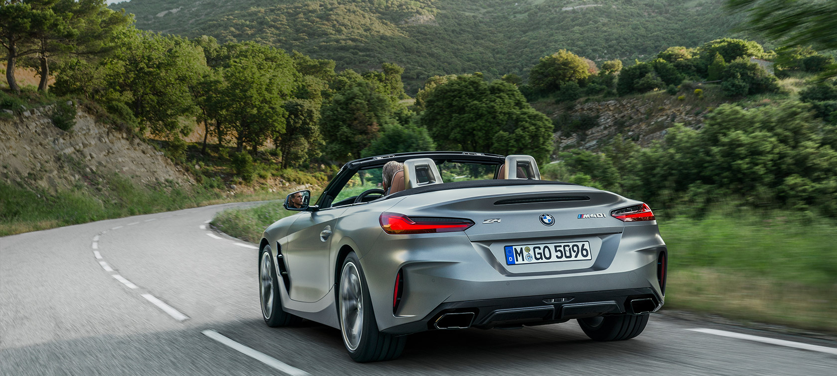 Driekwart achteraanzicht BMW Z4 M40i G29 BMW Z4 M40i G29 2019 Cabrio BMW Individual Frozen Grey metallic driekwart achteraanzicht
