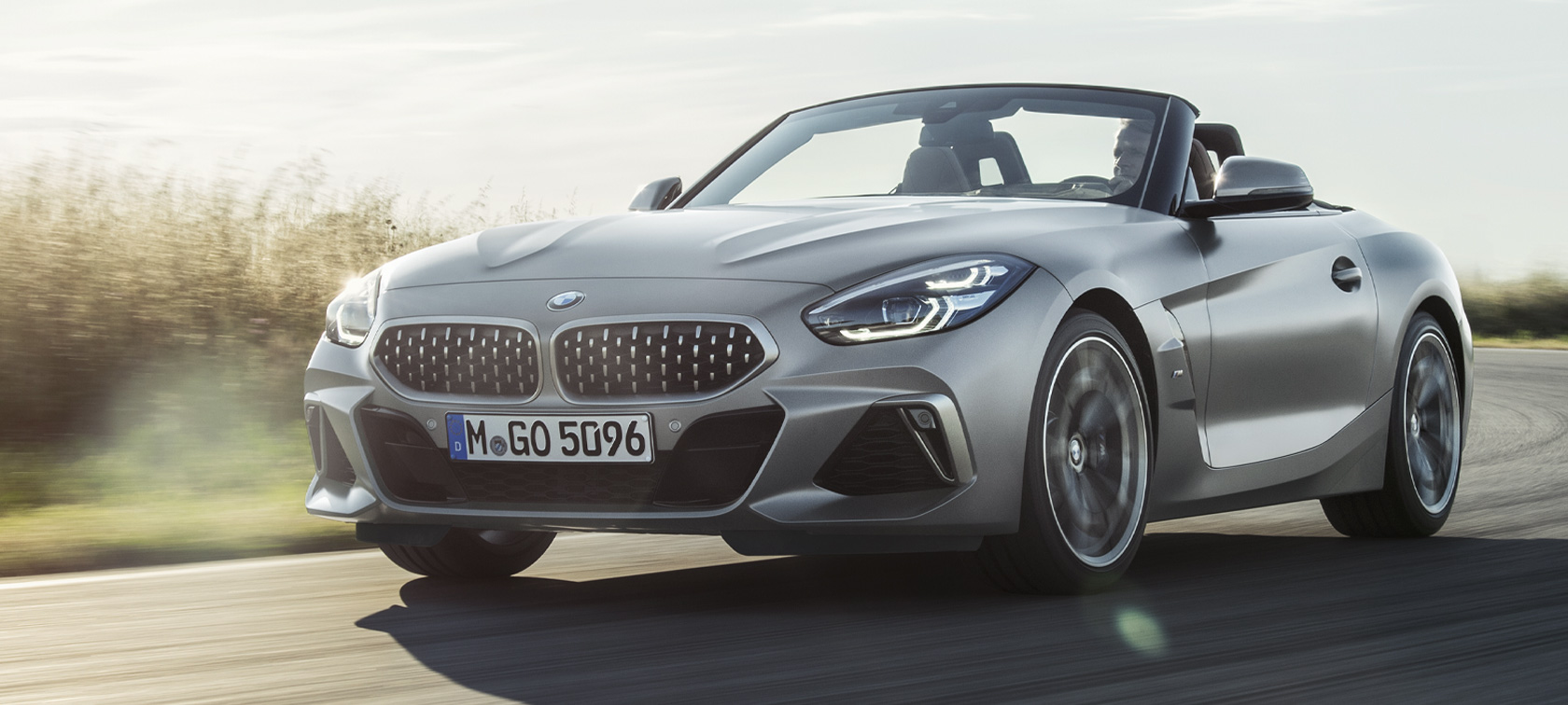 Driekwart vooraanzicht BMW Z4 M40i Roadster G29 BMW Z4 M40i Roadster G29 2019 BMW Individual Frozen Grey metallic rijdend driekwart vooraanzicht