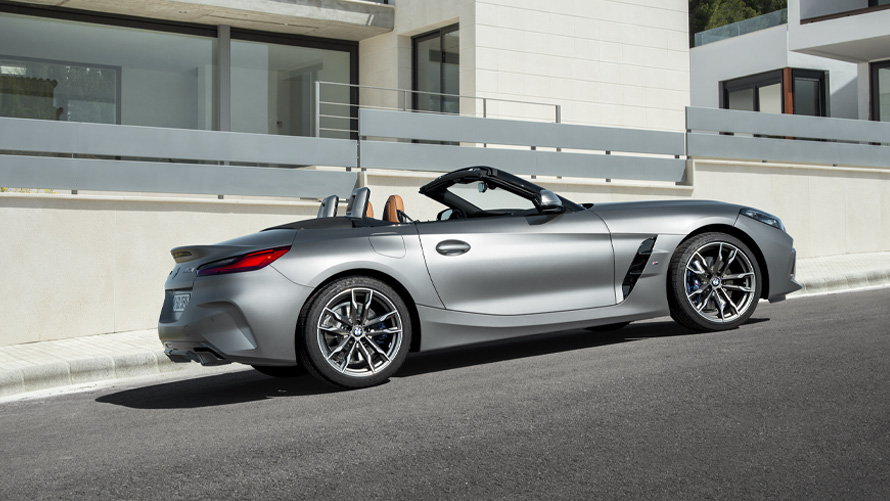 BMW Z4 M40i Roadster G29 zijaanzicht voor gebouw BMW Z4 M40i Roadster G29 zijaanzicht voor gebouw