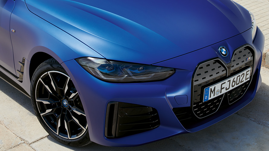 Vue de trois quarts avant de la BMW i4 M50 G26 2021 BMW i4 xDrive G26 2021 BMW Individual Frozen Portimao Blau metallic, vue de trois quarts d’en haut