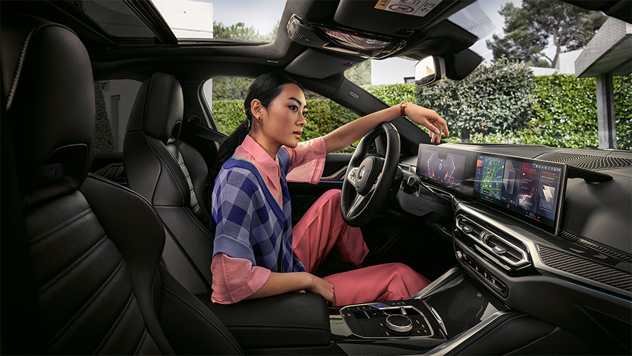 Habitacle avec femme sur le siège conducteur BMW i4 M50 G26 2021 BMW i4 M50 G26 2021 habitacle avec femme sur le siège conducteur