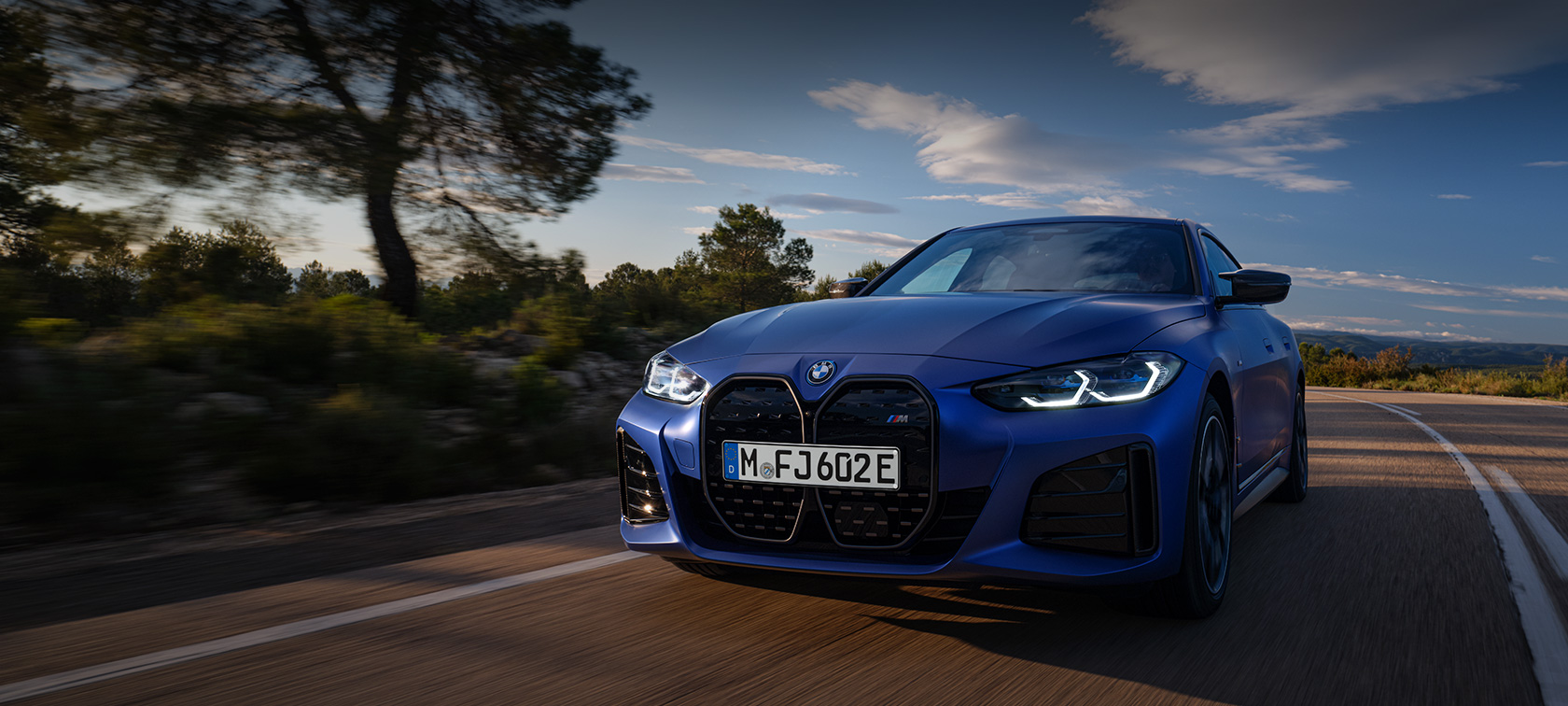BMW i4 M50 G26 2021 BMW Individual Frozen Portimao Blau metallic driekwart vooraanzicht rijdend