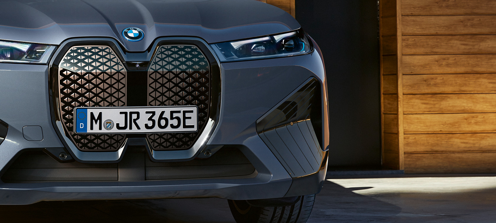 BMW iX M60 i20 2022 elektrische SUV BMW Individual Storm Bay metallic close-up voorkant met verticale BMW nieren