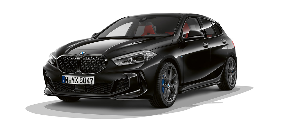 M Performance-pakket F40. BMW M135i xDrive in Saphirschwarz metallic met M Performance-pakket driekwart vooraanzicht F40.