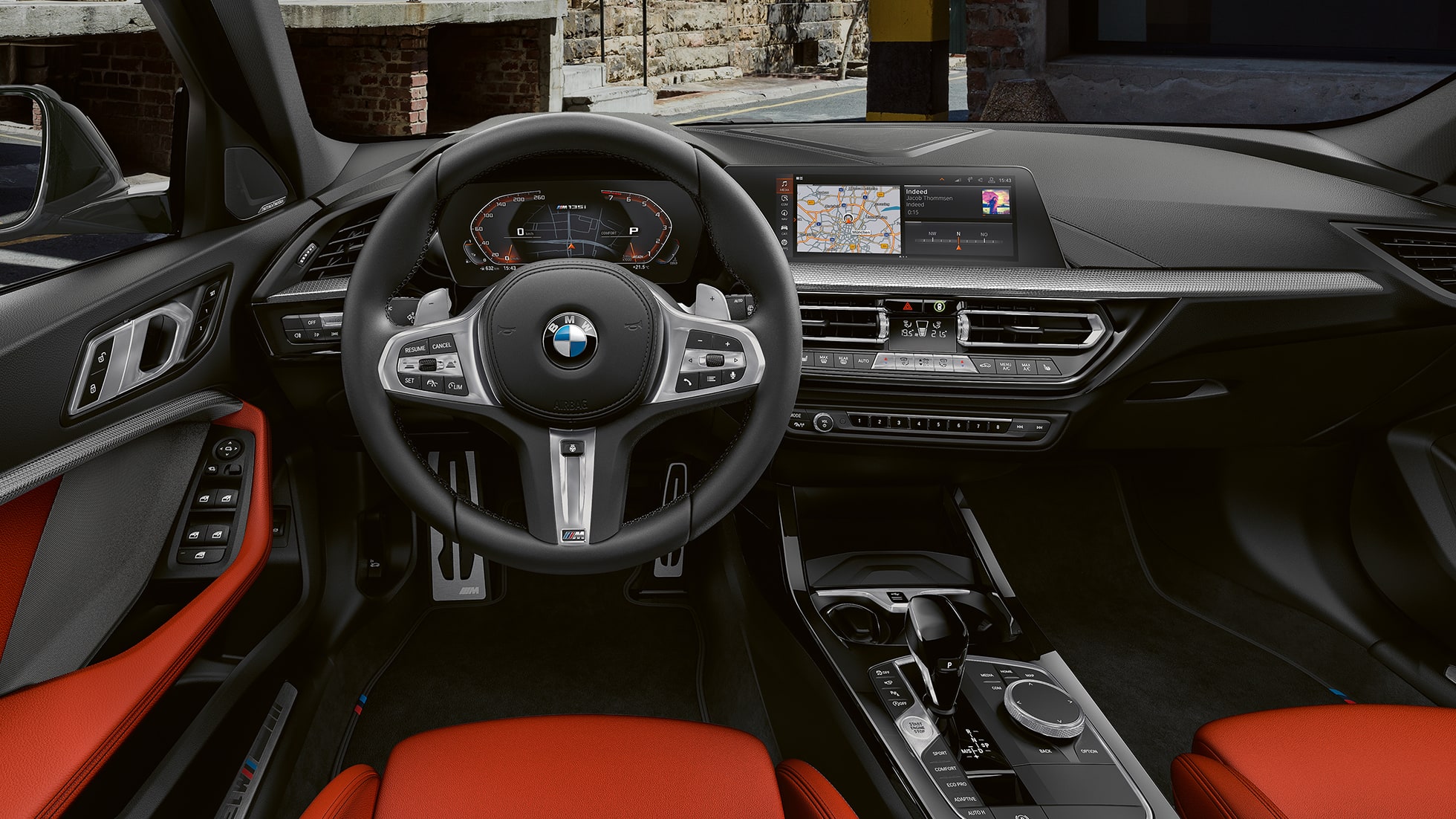 BMW M135i xDrive, habitacle F40. Habitacle de la BMW M135i xDrive avec volant M en cuir et sièges M sport F40.