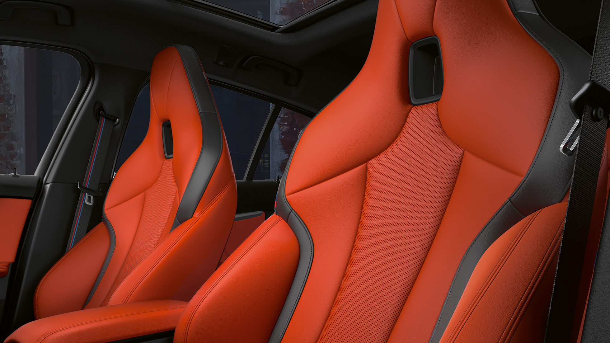 Sièges M sport avec appuie-têtes intégrés F40. Sièges M sport athlétiques avec appuie-têtes intégrés dans l’habitacle de la BMW M135i xDrive F40.
