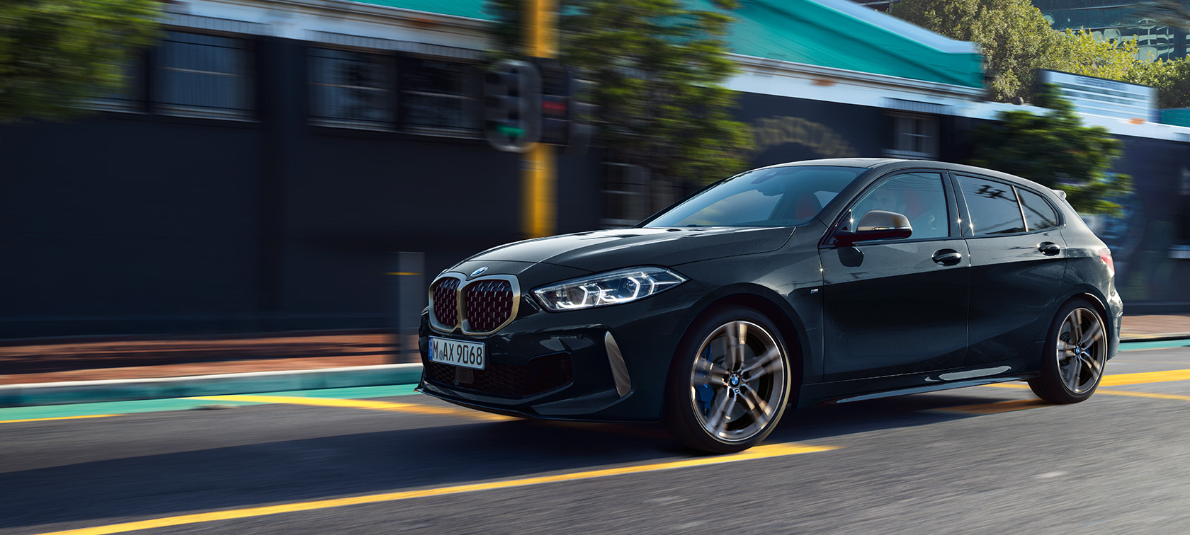 La nouvelle BMW M135i xDrive F40. La nouvelle BMW M135i xDrive en Saphirschwarz metallic, vue de trois quarts de profil, en marche F40.