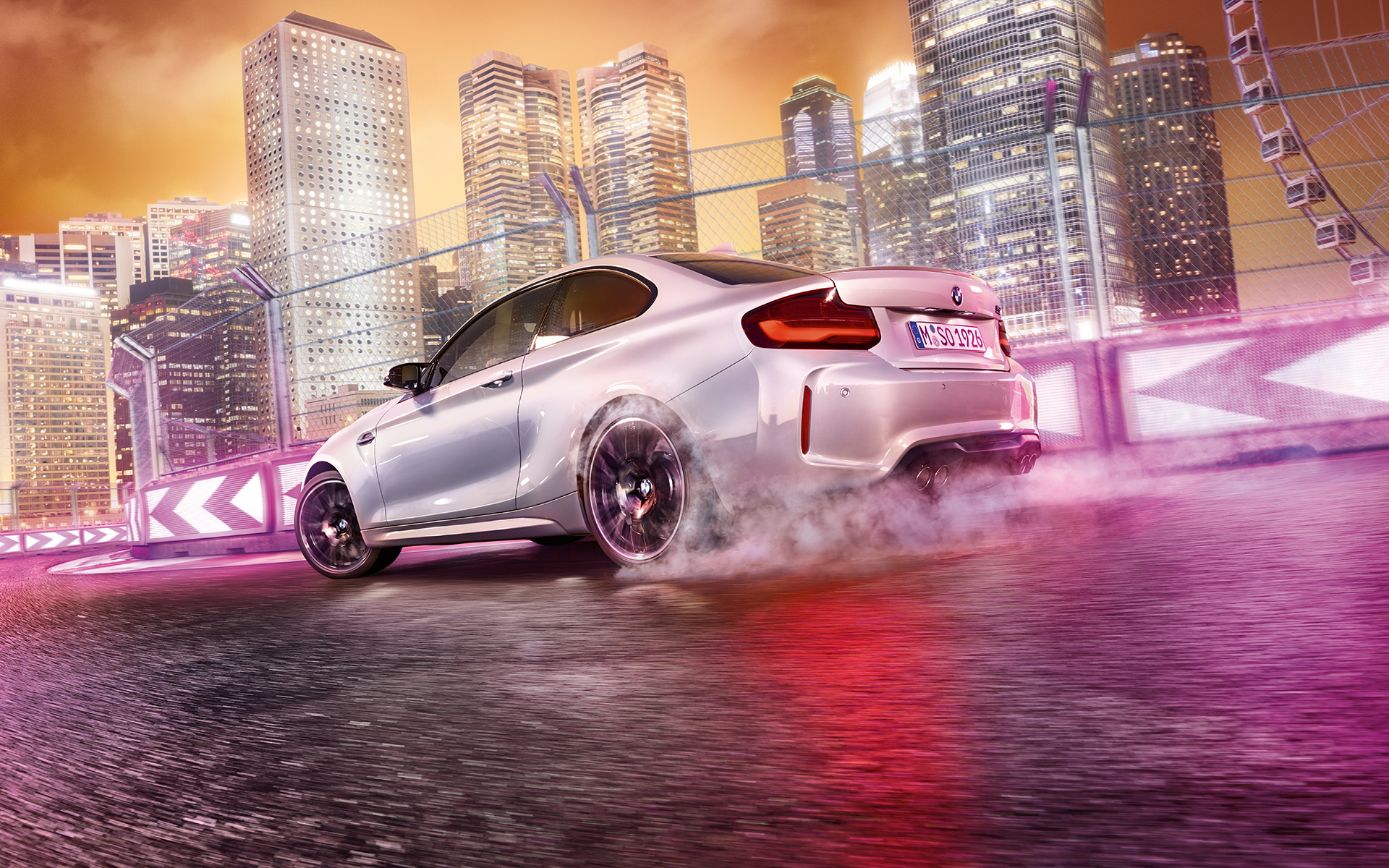 BMW M2 Competition geeft gas Witte BMW M2 Competition drift op het circuit voor de nachtelijke skyline.