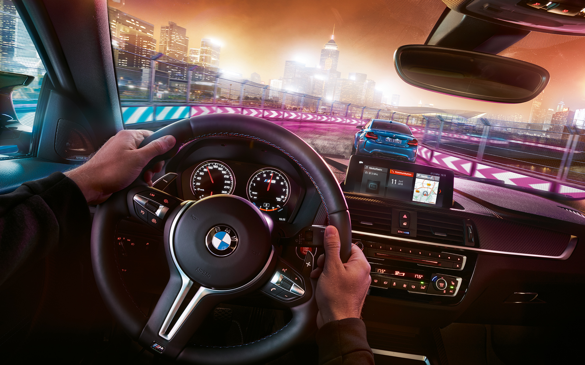 BMW M2 Competition cockpit Twee BMW M2 Competition in raceomstandigheden bij nacht, gezien vanuit de cockpit.