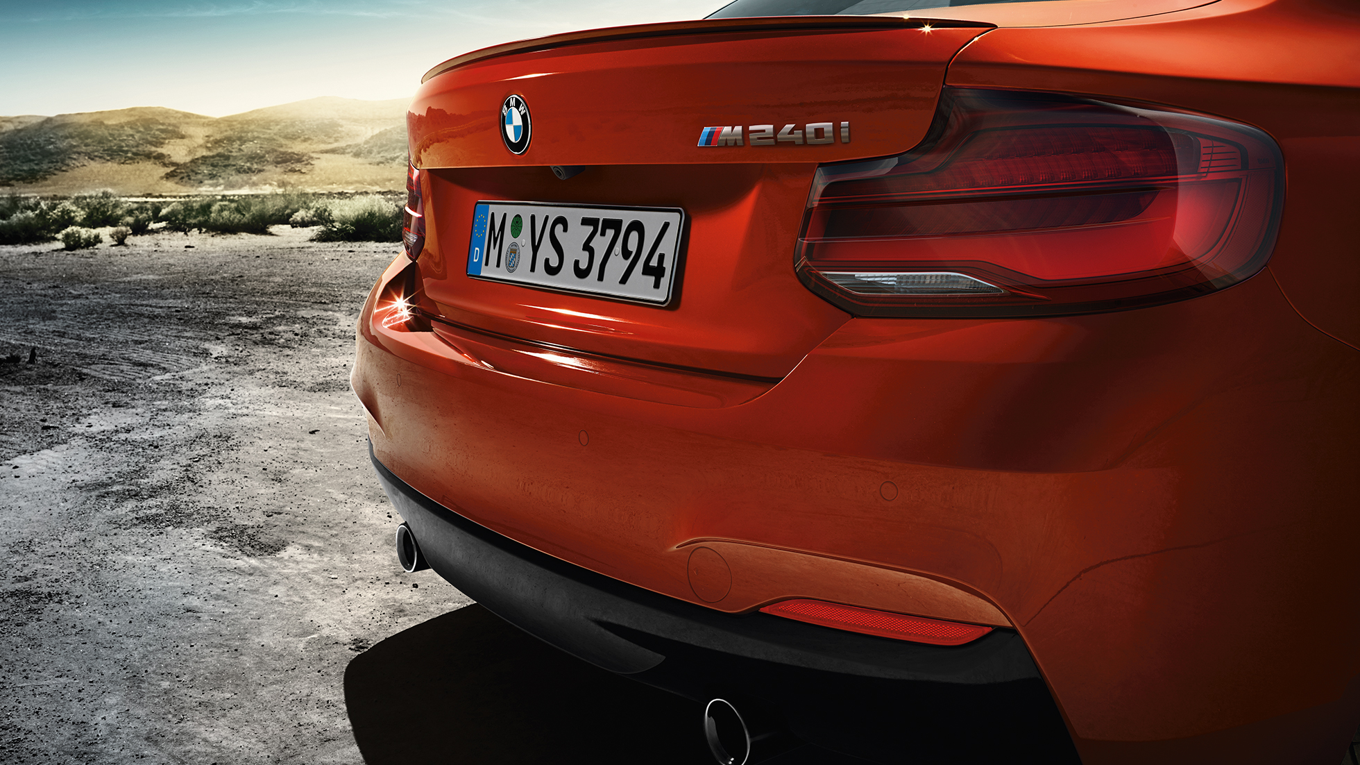 Design achterkant BMW M240i Coupé Design achterkant BMW M240i Coupé F22 2017 Sunset Orange metallic driekwart achteraanzicht