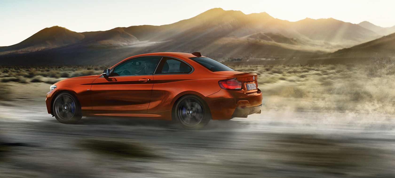 Dynamique de conduite BMW M240i Coupé F22 Dynamique de conduite BMW M240i Coupé F22 2017 Sunset Orange metallic vue de profil