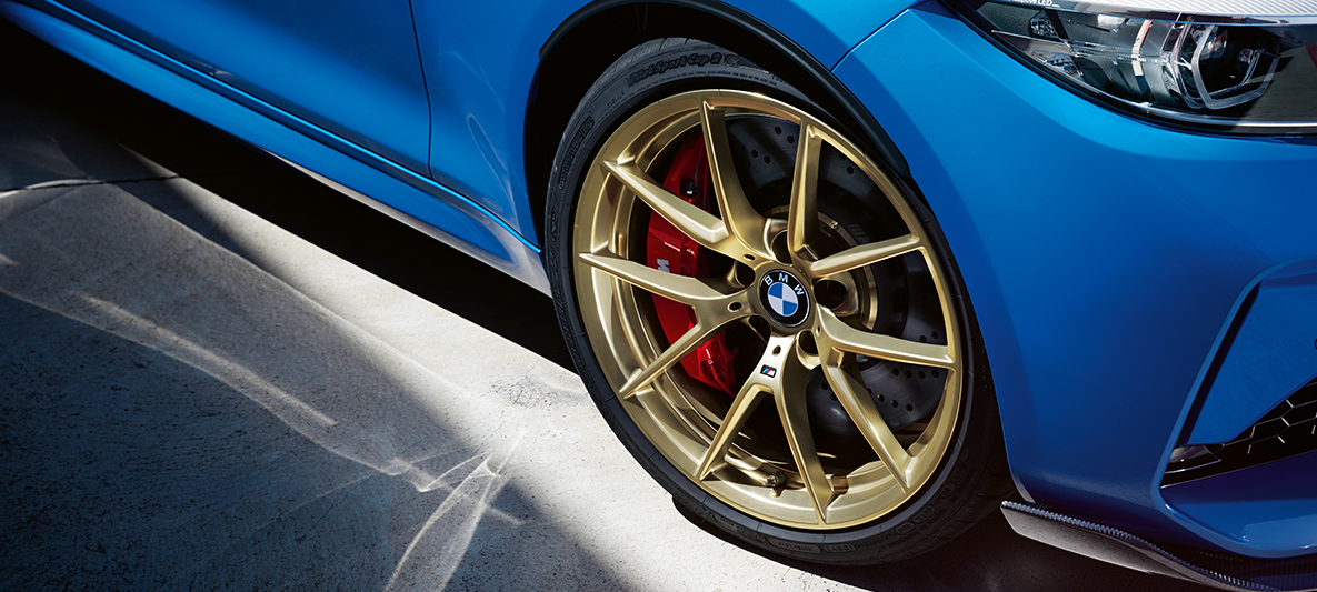 Jantes BMW M 19’’ en alliage léger, à rayons en V 763 M, en Gold matt BMW M2 CS F87 Jantes BMW M 19" en alliage léger, à rayons en V 763 M, en Gold matt BMW M2 CS F87 Misano Blau metallic vue en gros plan