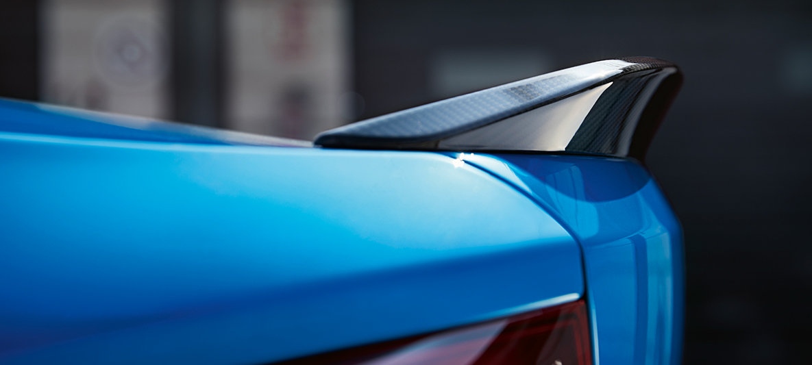 Becquet arrière BMW M2 CS F87 Becquet arrière BMW M2 CS F87 Misano Blau metallic vue en gros plan