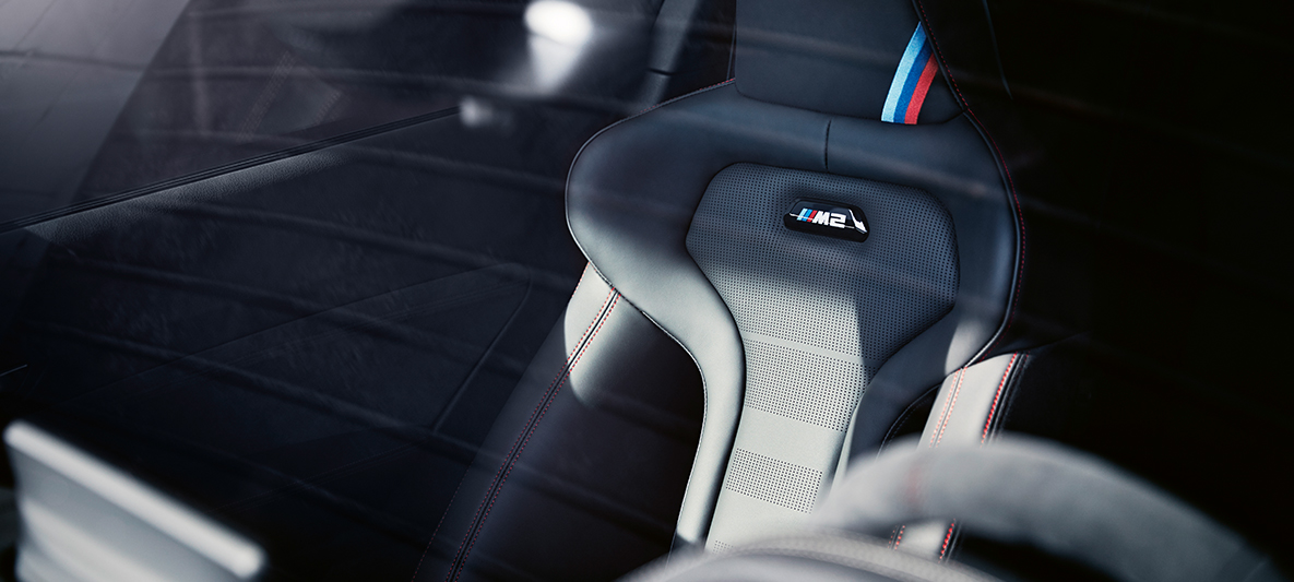 Sièges sport BMW M2 CS F87 Sièges sport BMW M2 CS F87 Misano Blau metallic vue en gros plan