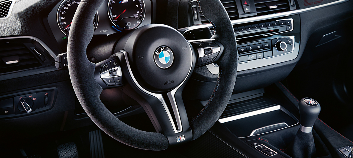 Poste de conduite BMW M2 CS F87 Poste de conduite BMW M2 CS F87 Misano Blau metallic vue en gros plan