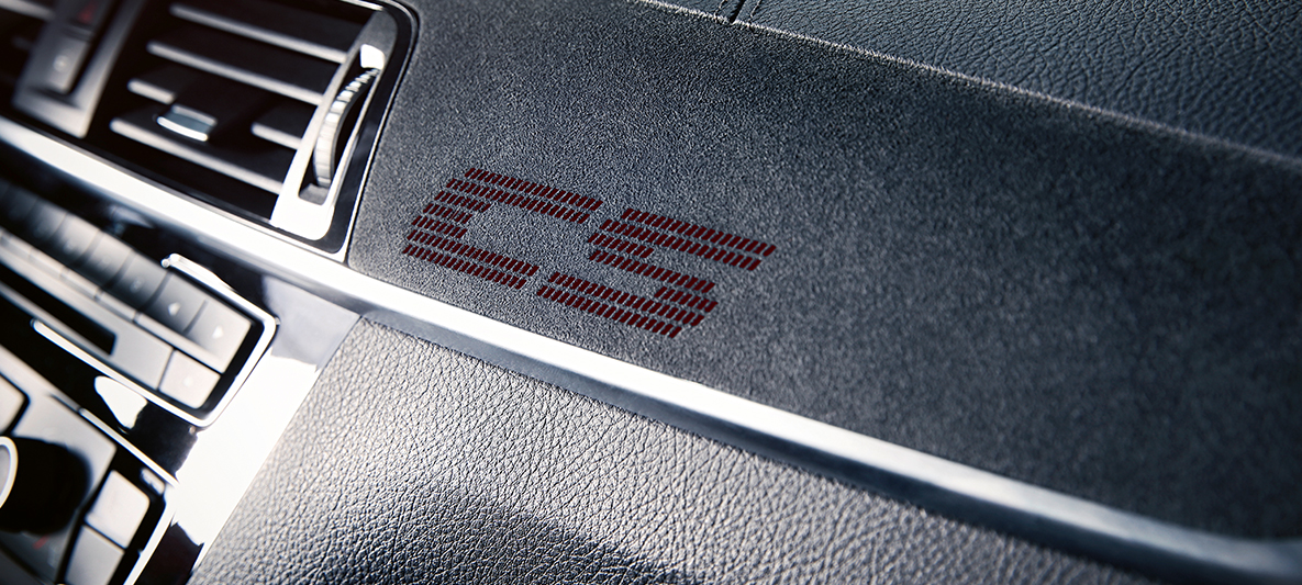 Inserts de décoration BMW M2 CS F87 Inserts de décoration BMW M2 CS F87 Misano Blau metallic vue en gros plan