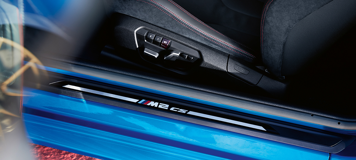Seuils de portes BMW M2 CS F87 Seuils de portes BMW M2 CS F87 Misano Blau metallic vue en gros plan