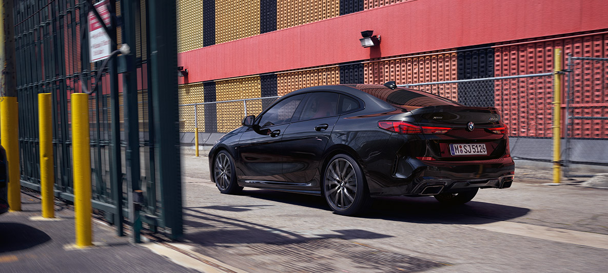 M Performance-pakket BMW M235i xDrive Gran Coupé M Performance-pakket BMW M235i xDrive Gran Coupé Saphirschwarz metallic F44 driekwart zijaanzicht