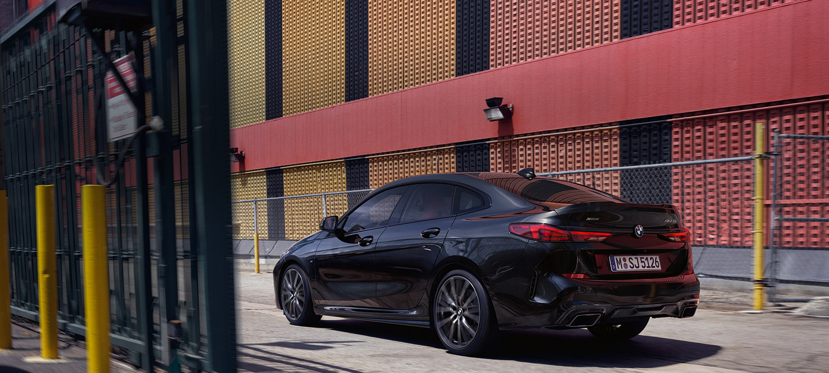 BMW M235i xDrive Gran Coupé driekwart zijaanzicht BMW M235i xDrive Gran Coupé Saphirschwarz metallic F44 driekwart zijaanzicht