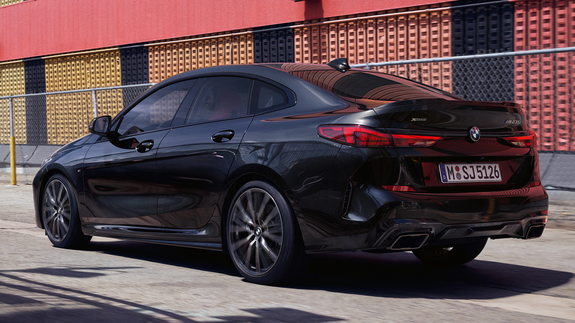 BMW M235i xDrive Gran Coupé driekwart achteraanzicht BMW M235i xDrive Gran Coupé 2020 Saphirschwarz metallic F44 driekwart achteraanzicht exterieur