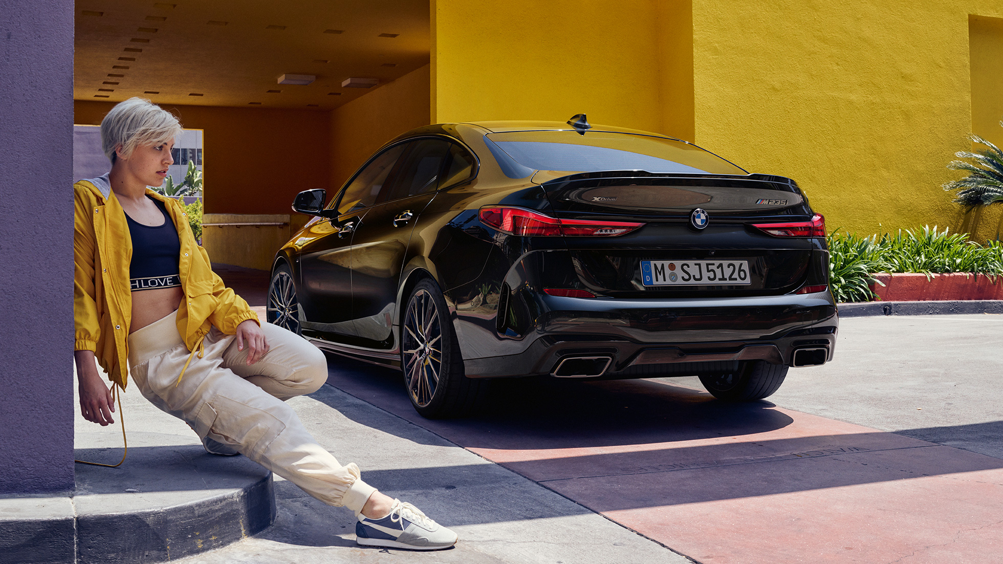 Achterkant BMW M235i xDrive Gran Coupé Atletische achterkant BMW M235i xDrive Gran Coupé 2020 Saphirschwarz metallic F44 driekwart achteraanzicht