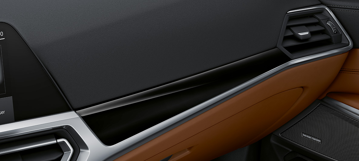 BMW Individual decoratieve lijsten in Pianolack Schwarz BMW M3 Berline 2020 G80 interieur BMW Individual decoratieve lijsten BMW Individual decoratieve lijsten in Pianolack Schwarz met sierlijsten Perlglanz Chrom BMW M3 Berline G80 2020 interieur