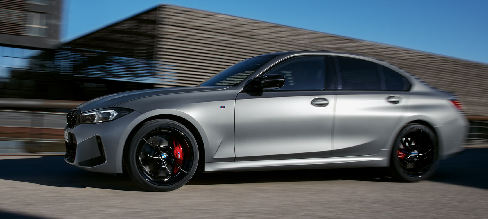 Zijaanzicht BMW M340i xDrive Berline G20 BMW M340i xDrive Berline G20 BMW Individual Frozen Pure Grey metallic zijaanzicht rijdend op de weg
