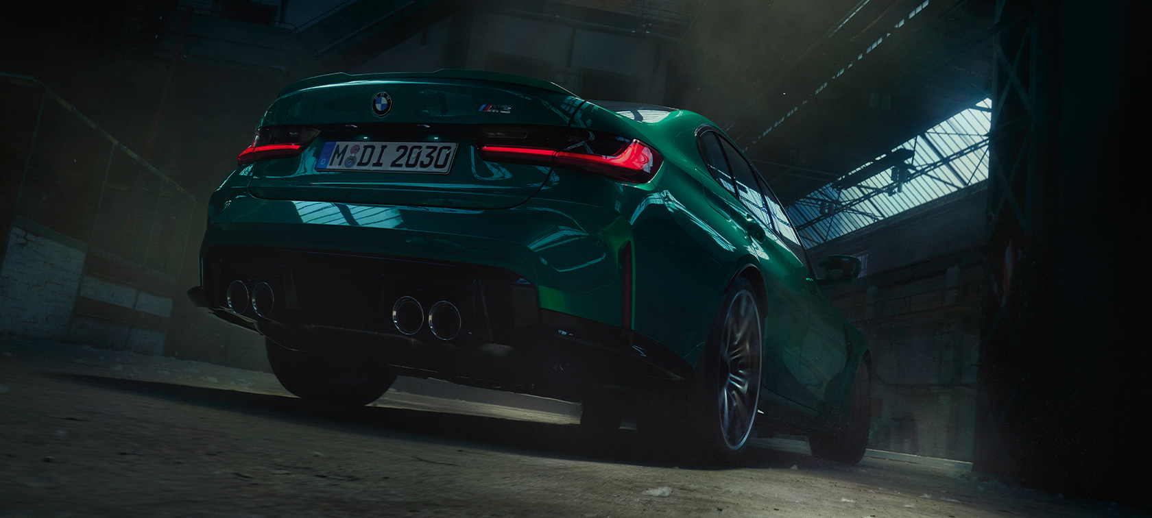 BMW M3 Berline G80 2020 driekwart achteraanzicht kikvorsperspectief BMW M3 Berline G80 2020 Isle of Man Grün metallic driekwart achteraanzicht kikvorsperspectief