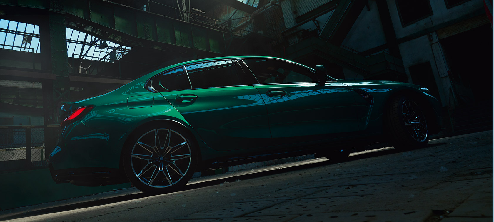 BMW M3 Berline G80 2020 zijaanzicht kikvorsperspectief BMW M3 Berline G80 2020 Isle of Man Grün metallic zijaanzicht kikvorsperspectief