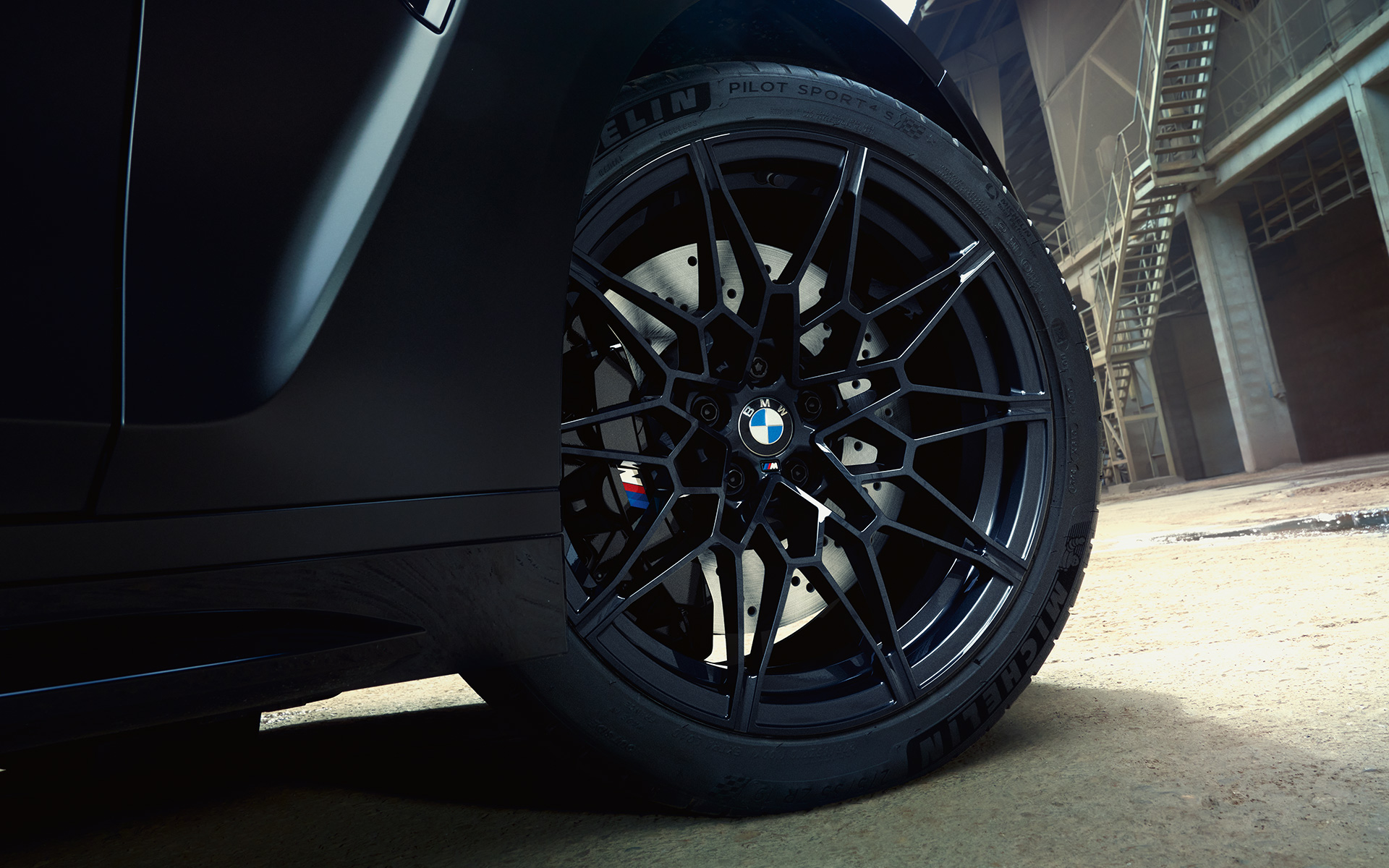 M compound-remmen Schwarz BMW M3 Competition Touring G81 BMW M3 Competition Touring G81 BMW Individual Frozen Black metallic M compound-remmen Schwarz close-up