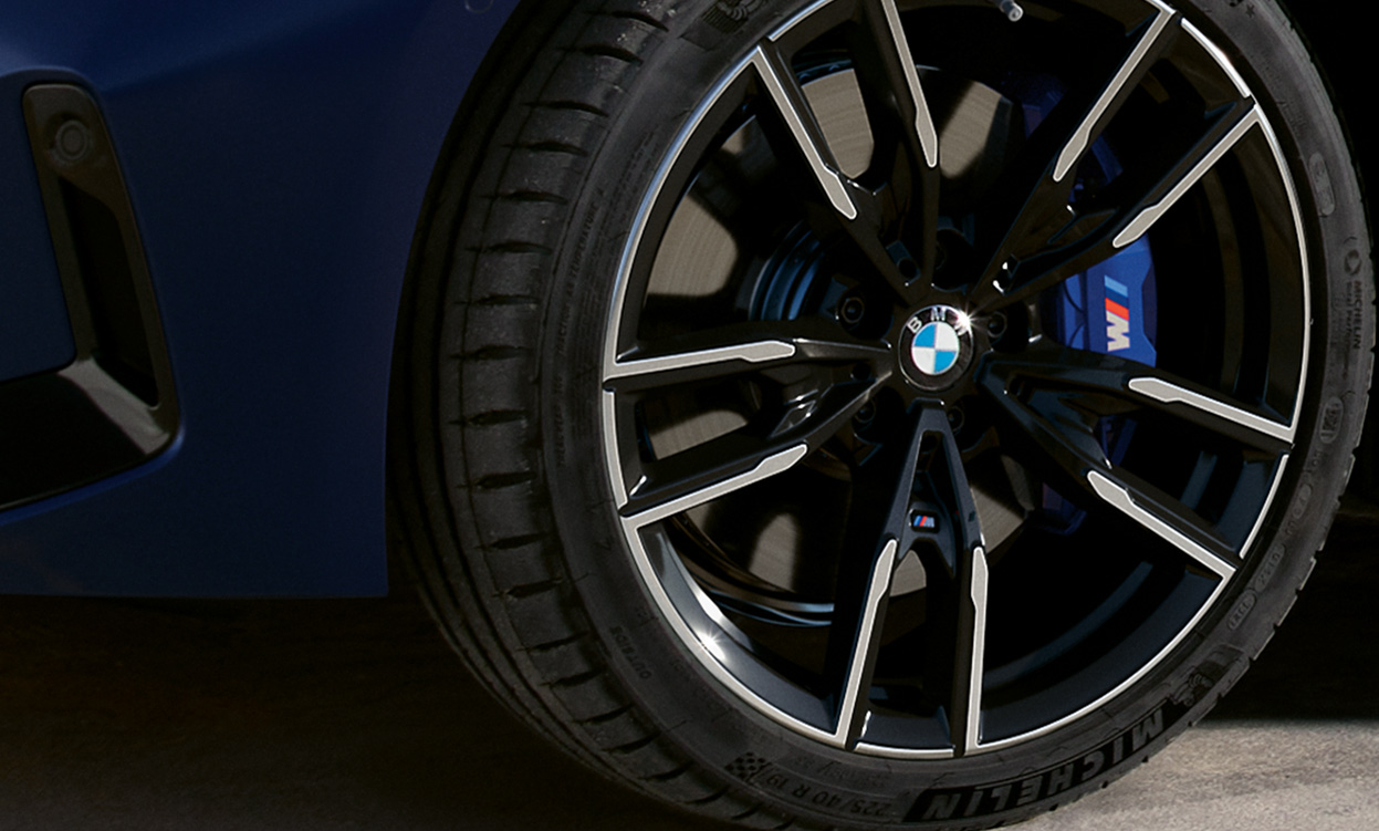 BMW M340i xDrive Touring G21 Frozen Tanzanite Blue jantes BMW M 19" en alliage léger, vue en gros plan