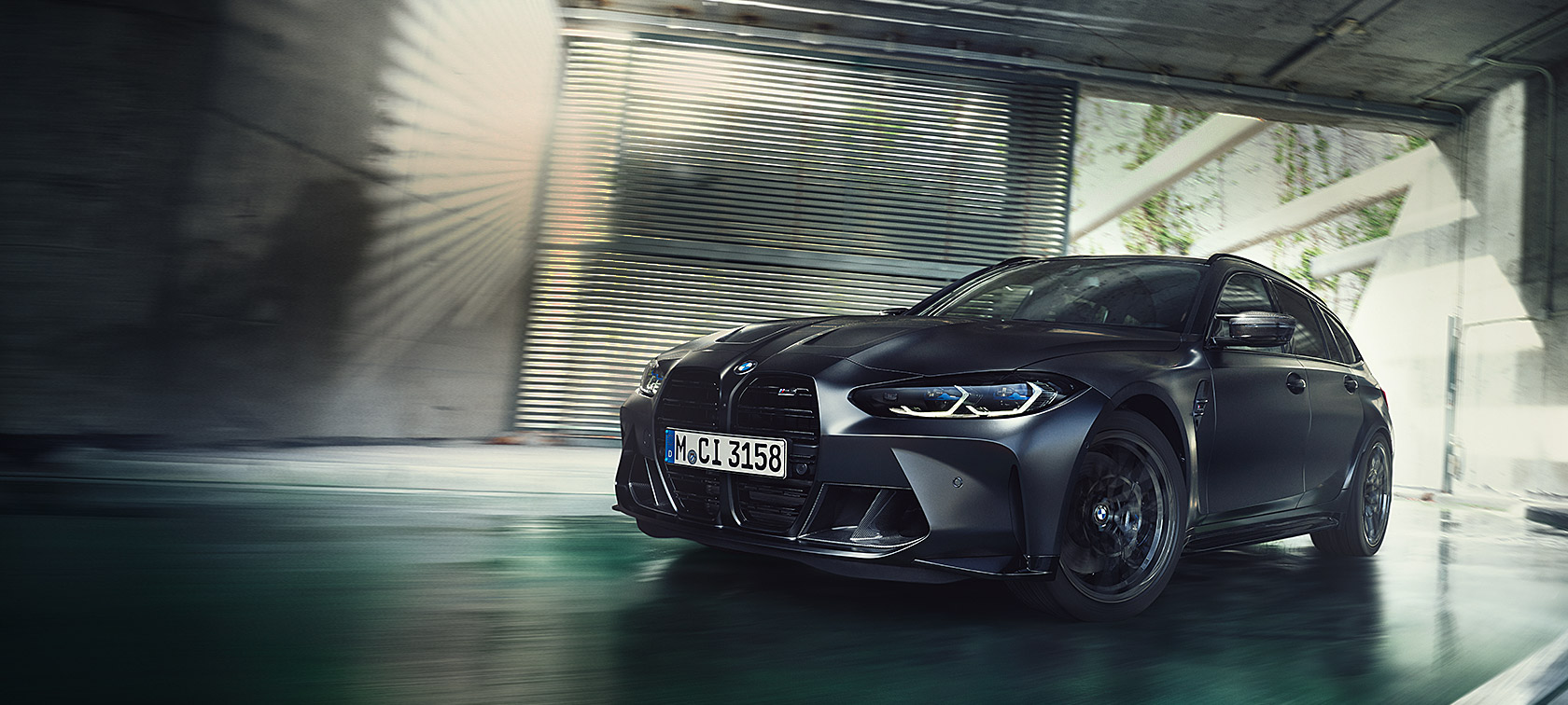 BMW M3 Competition Touring G81 BMW Individual Frozen Black metallic vue de trois quarts avant en mouvement