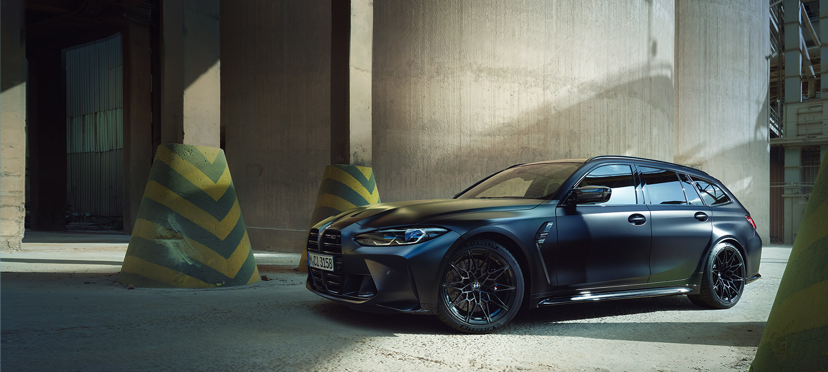 Zijaanzicht BMW M3 Competition Touring G81 BMW M3 Competition Touring G81 BMW Individual Frozen Black metallic zijaanzicht stilstaand