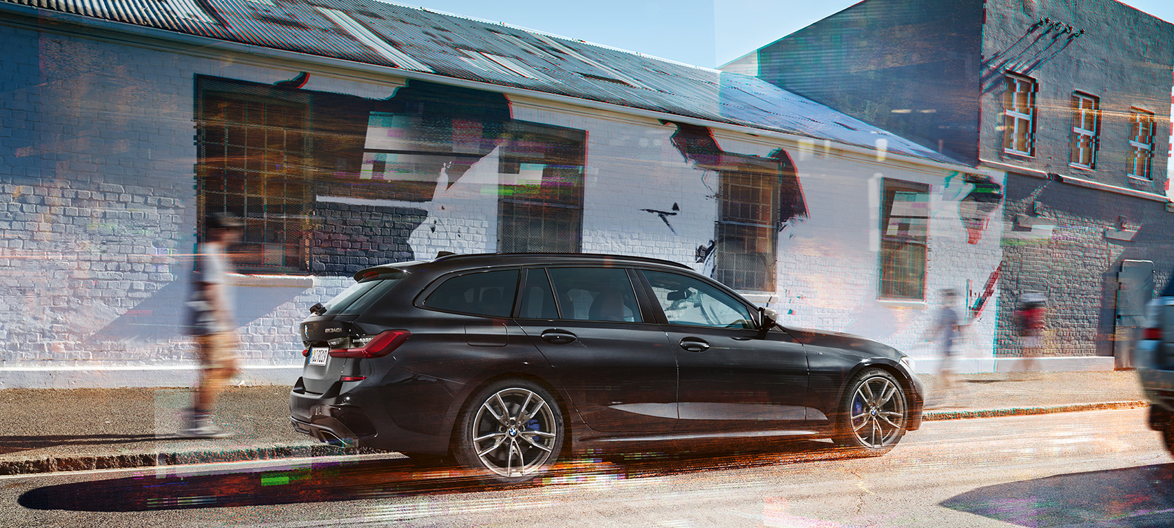 Zijaanzicht BMW M340i xDrive Touring G21 BMW M340i xDrive Touring G21 Saphirschwarz metallic zijaanzicht op de weg G21