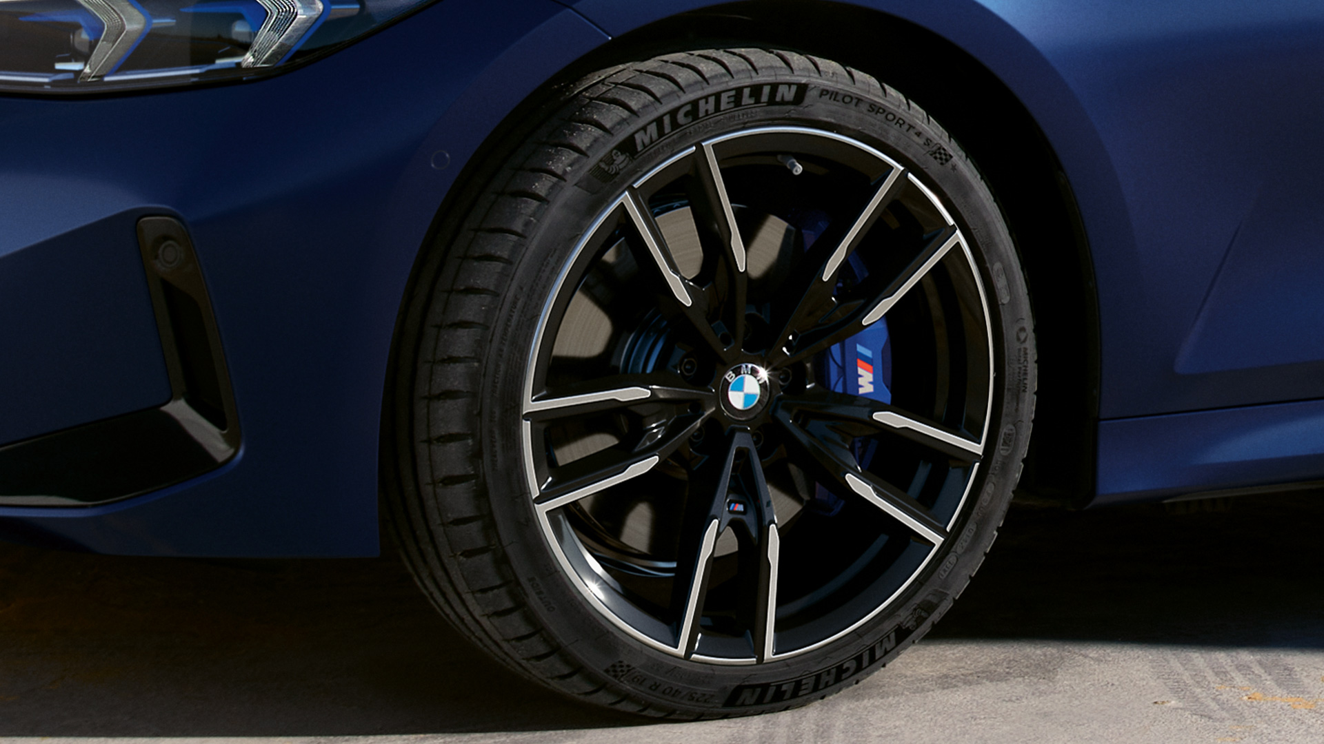 BMW M340i xDrive Touring G21 jantes BMW M 19" en alliage léger vue en gros plan BMW M340i xDrive Touring G21 Frozen Tanzanite Blue jantes BMW M 19" en alliage léger, vue en gros plan
