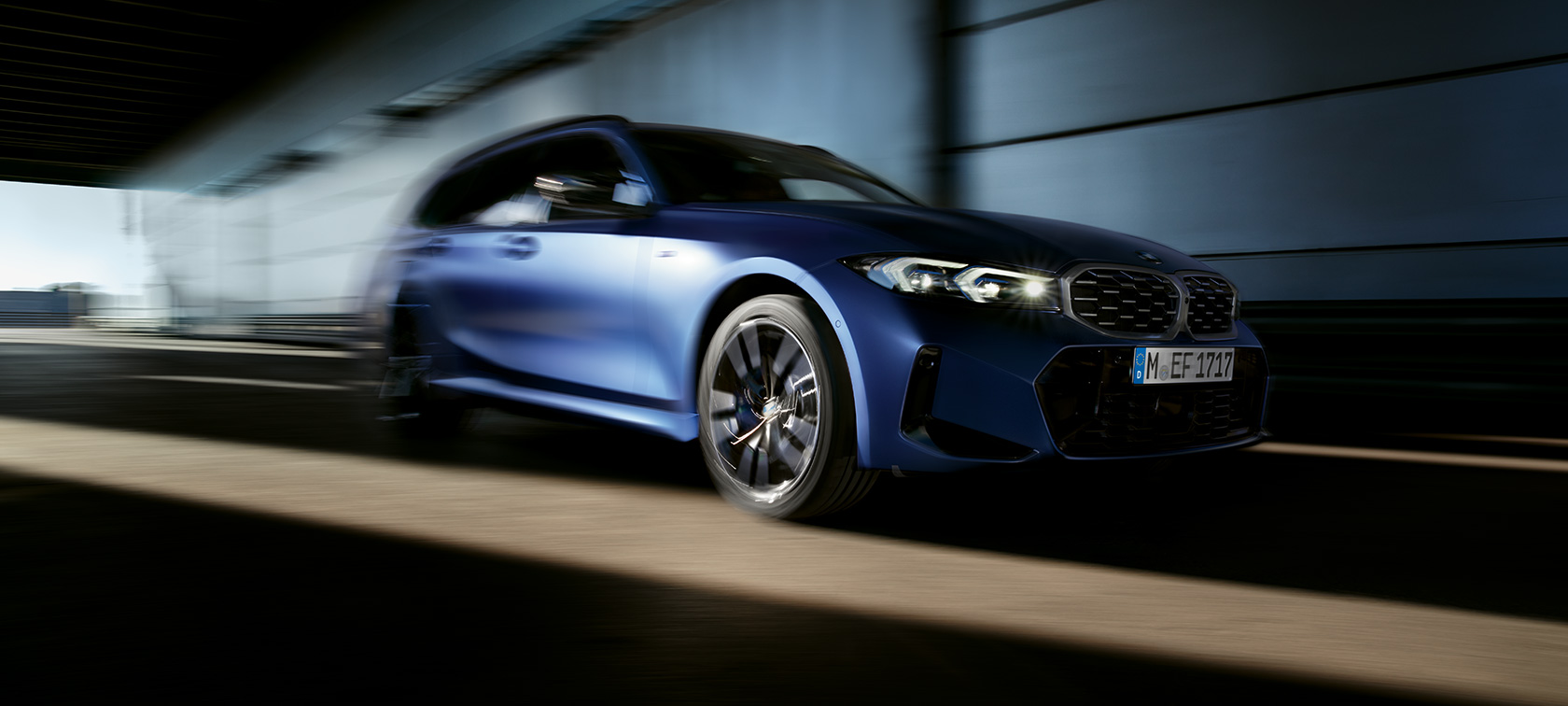 BMW M340i xDrive Touring G21 driekwart zijaanzicht rijdend BMW M340i xDrive Touring G21 Frozen Tanzanite Blue driekwart zijaanzicht rijdend