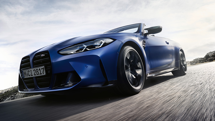 BMW M4 Competition Cabrio met M xDrive G83 2021 vooraanzicht met dubbele nieren BMW M4 Competition Cabrio met M xDrive G83 2021 BMW Individual Frozen Portimao Blau metallic voorkant nieren kikvorsperspectief