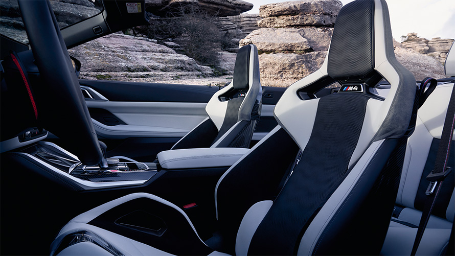 M carbon kuipzetels BMW M4 Competition Cabrio met M xDrive G83 2021 interieur met open kap BMW M4 Competition Cabrio met M xDrive G83 2021 M carbon kuipzetels interieur met open kap